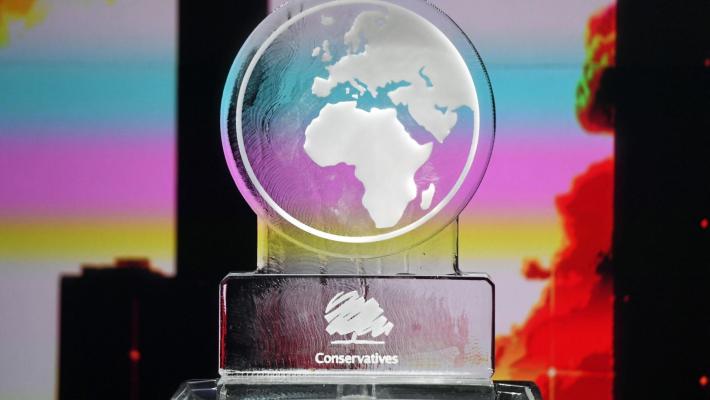 Dibattitito sul clima, Johnson non si presenta e viene sostituito con una statua di ghiaccio