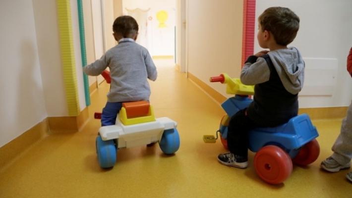 Piacenza, arrestate tre insegnanti (una è una suora) per maltrattamenti sui bimbi