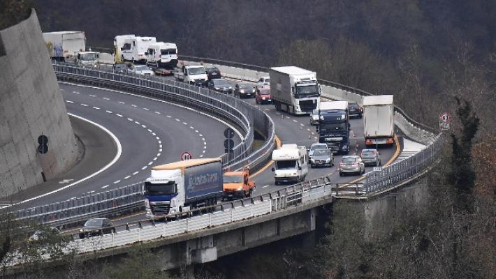 Viadotto crollato: frana sotto controllo, riaperta l'autostrada