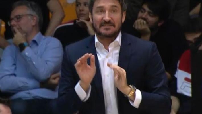 Sassari sconfitta, Pozzecco è una furia