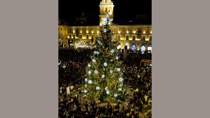 Si accendono gli alberi di Natale. E poi mercatini, corali e... supercotechino: l'agenda della domenica