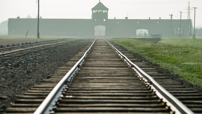 La Merkel, Auschwitz e l'antisemitismo che non passa