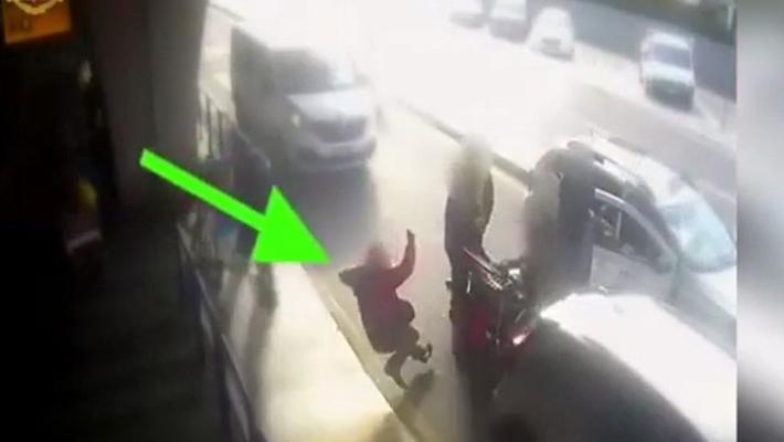 Chiede l'uso del tassametro a Fiumicino, il tassista gli sferra un pugno - Video 