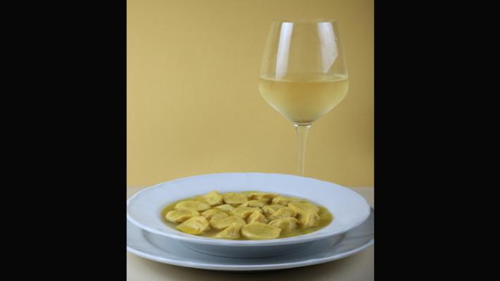 Brodo, anolini e vino: tanti abbinamenti possibili  ma poi vince il lambrusco 