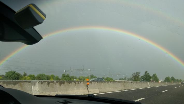 Doppio arcobaleno in autostrada 