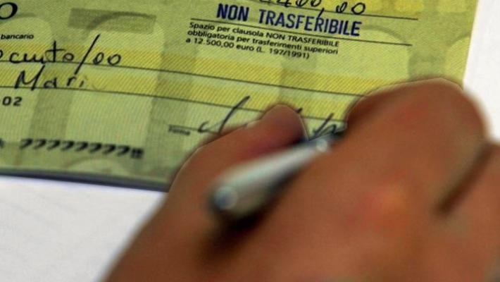 Pagano l'auto con un assegno vero e poi lo sostituiscono con uno falso: denunciati a Sant’Ilario d’Enza