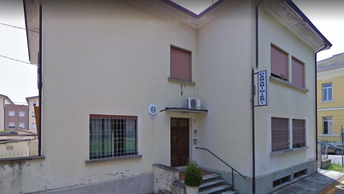 Scappa dall'ex che la pedina e si rifugia nella caserma di Fabbrico: arrestato l'uomo
