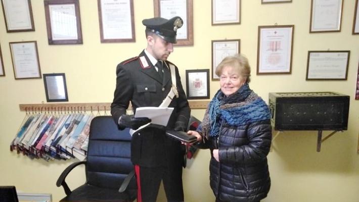 Ritrova un portafogli con mille euro e lo porta ai carabinieri che rintracciano la proprietaria