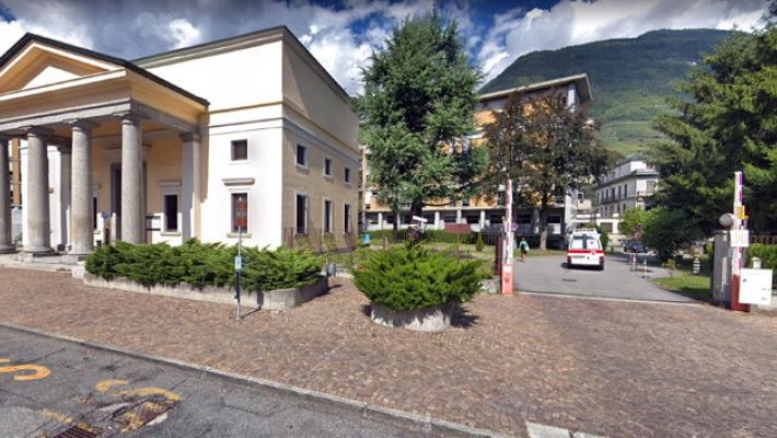 Piange per la figlia morta, insulti razzisti contro mamma nigeriana