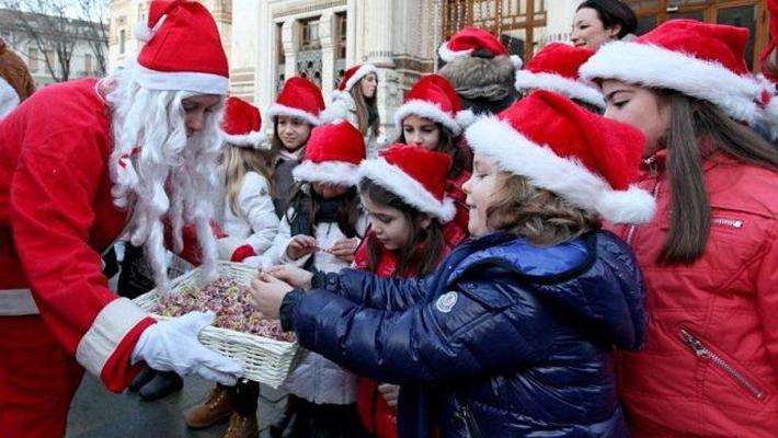 Mercatini, corali e... il lancio dei Babbi Natale: l'agenda della domenica
