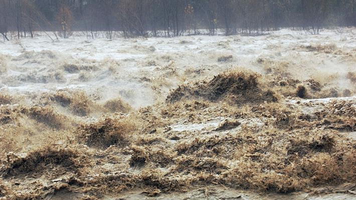 Con l'auto in una strada chiusa per l'allerta meteo, muore in Friuli
