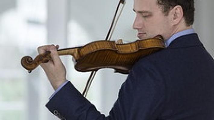Il Capodanno della Toscanini è con il violinista e direttore Nikolaj Szeps (e con brindisi)
