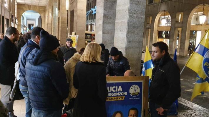 Ai gazebo della Lega raccolta firme, panettone  e vin brul&egrave;