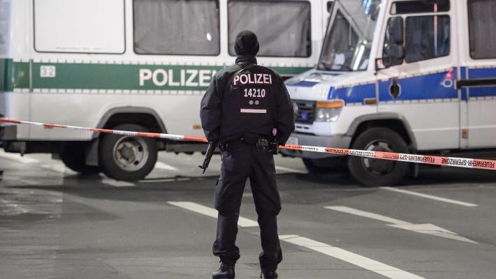 Auto sulla folla a Berlino, nello stesso luogo del 2016: almeno un morto. Fermato un uomo