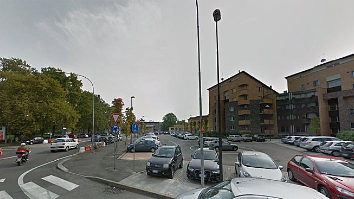 Piazzale Sicilia, scontro tra due moto: un ferito