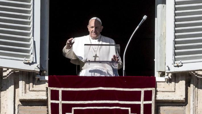 Il Papa: 'Non chattate quando siete a tavola in famiglia'