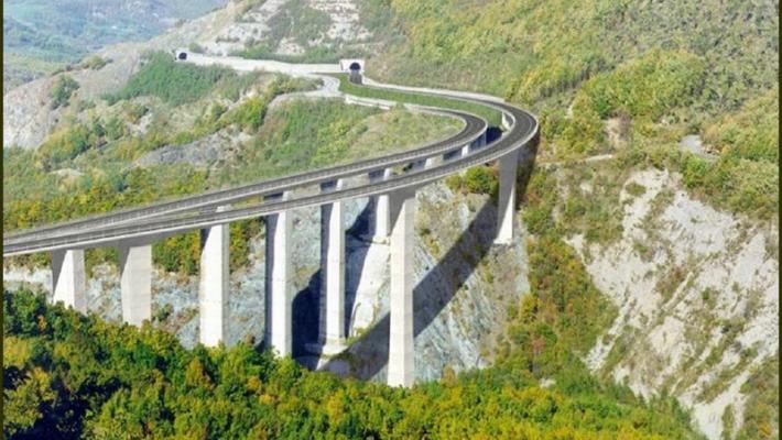Parmigiana 46enne  trovata morta sotto viadotto della A15, ipotesi suicidio 
