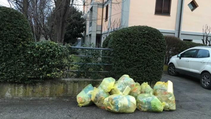 Via Fattori, spazzatura dimenticata  