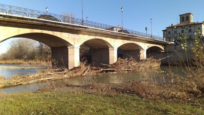 Ponte Dattaro, i tronchi sono ancora lì (e aumentano). Alinovi: 'Intervento la settimana prossima'