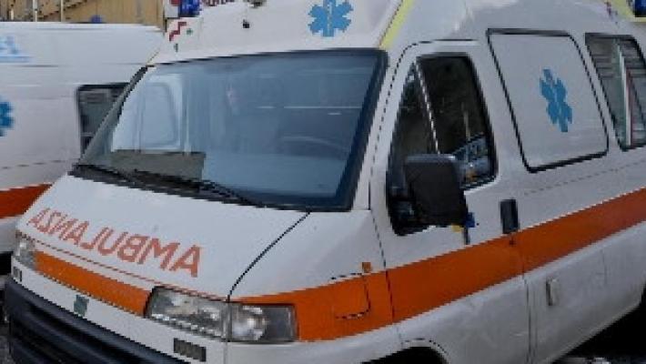 Auto contro un muretto a Beduzzo