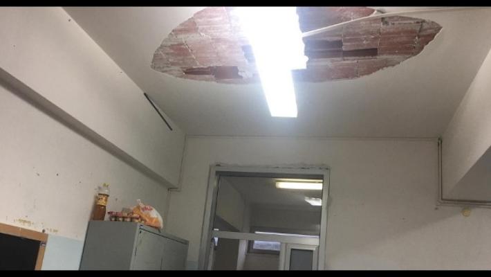 Massa, crolla l'intonaco in classe: nessun ferito