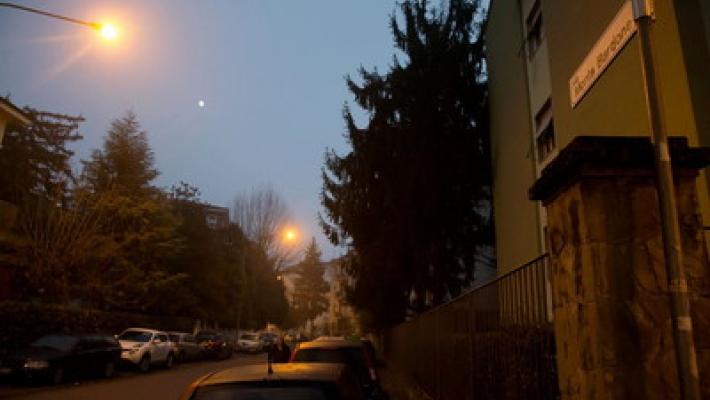 Via Torelli: scippata, cade e si rompe un femore