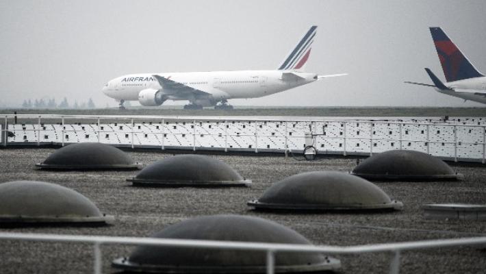 Armato di coltello ad aeroporto Parigi, ucciso da polizia 
