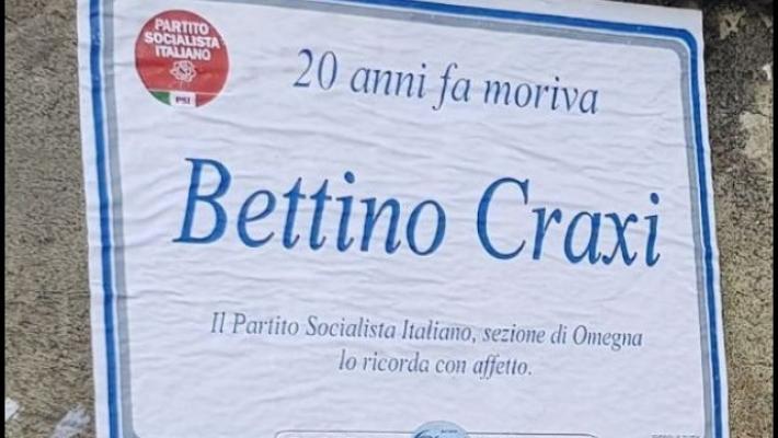 Craxi, manifesti funebri a Omegna