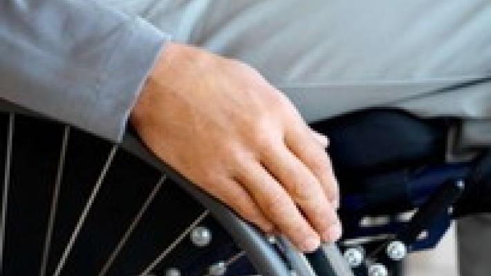 A causa di una buca cade dalla carrozzina, 21enne muore in ospedale