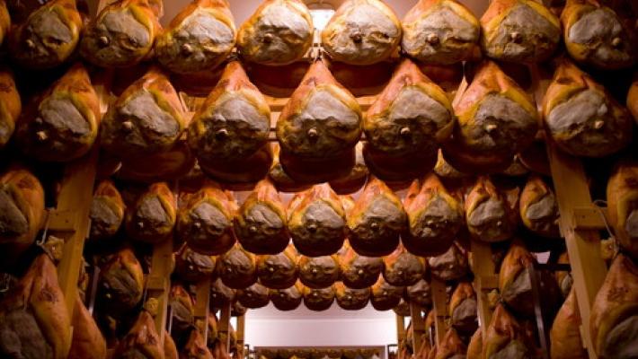 Salumifici e prosciuttifici:  c'è il nuovo contratto provinciale e un aumento di 2.200 euro