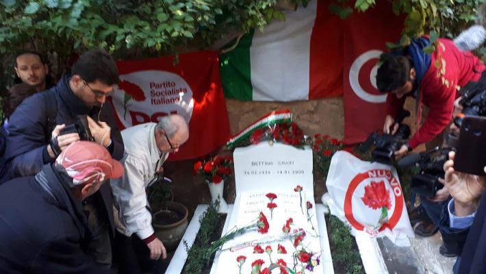 Hammamet, in centinaia sulla tomba di Craxi