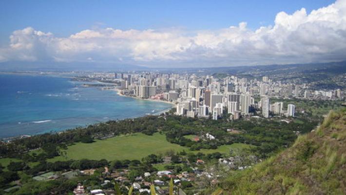 Spari e coltellate: vittime e panico  a Honolulu 