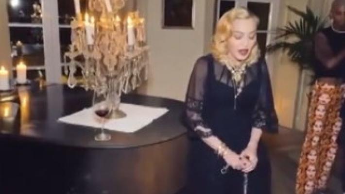 Madonna annulla la tappa del suo tour a Lisbona, cammina con il bastone