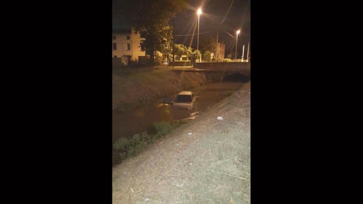 Auto nel canale a Bogolese - Foto