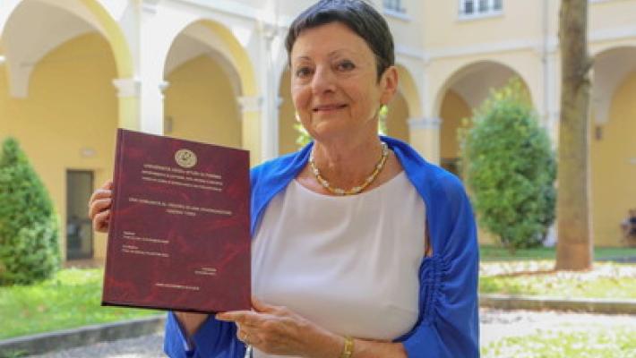 A 66 anni si laurea in giornalismo