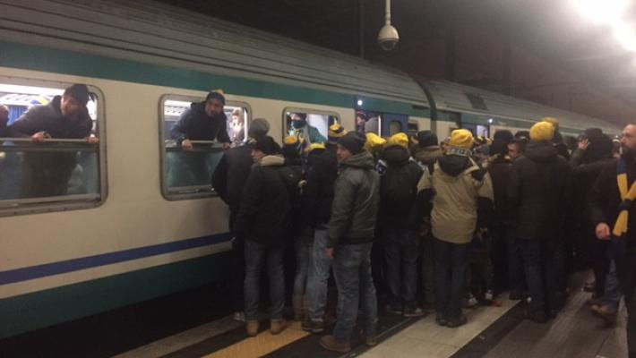 Tifosi del Parma a Reggio in pullman e in treno (in ritardo per problemi sulla linea) 