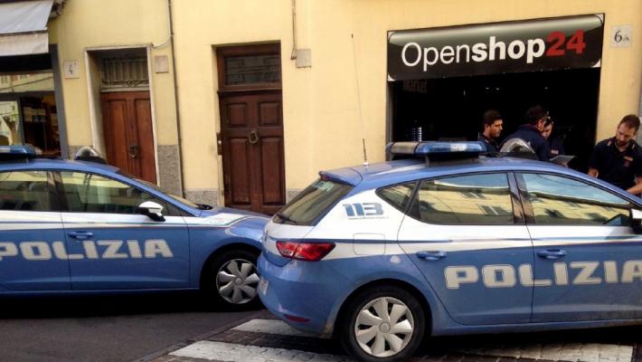 Protesta in via Bixio: «Schiamazzi e risse davanti all'Openshop24»