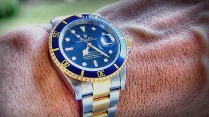 Via Mazzini, ruba un Rolex in una gioielleria e scappa: presa dai carabinieri