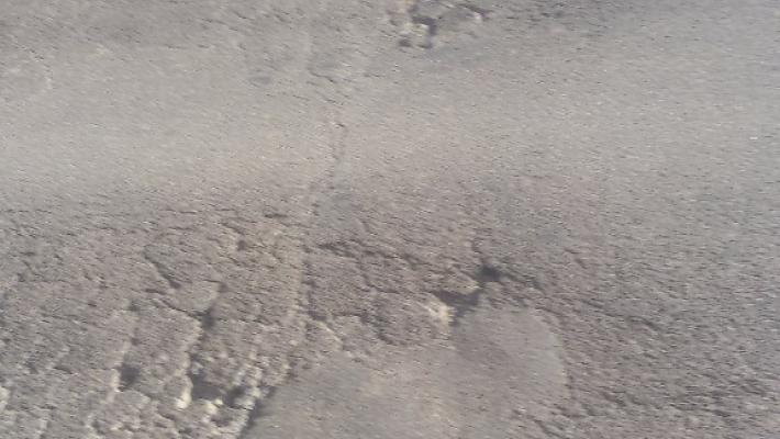 Via Mantova, asfalto in condizioni pietose