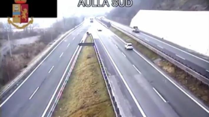 Prende contromano l'A15 ad Aulla in direzione Parma, nei guai un 90enne