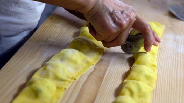 Mano incastrata nell'impastatrice: una persona ricoverata in ospedale