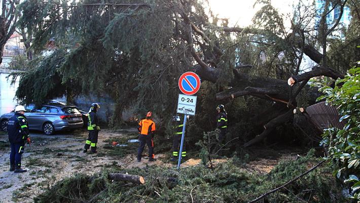 Vento forte in tutta Italia: due persone all'ospedale, impianti chiusi in montagna
