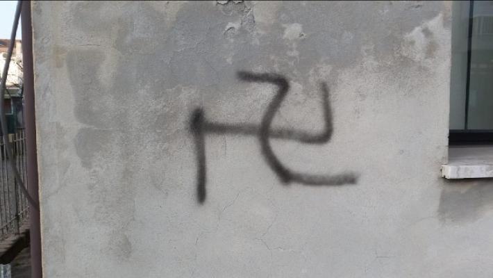 A San Daniele, svastica sulla casa di una deportata ad Auschwitz