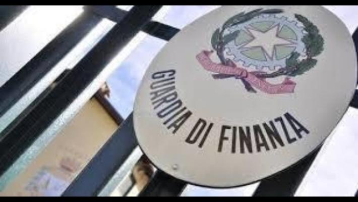 Tessuti acrilici venduti come filati di pregio: scoperta frode da 5 milioni a Torino