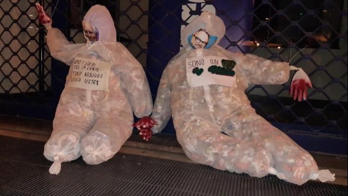Genova, protesta con i fantocci di Benetton e Toscani