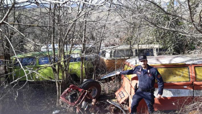 Campora, sequestrata una vasta zona collinare disseminata di carcasse di auto e rifiuti 