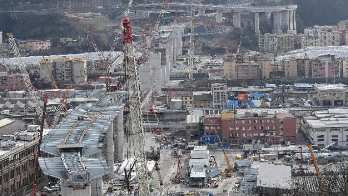 Ponte Morandi, in quota la prima maxi trave