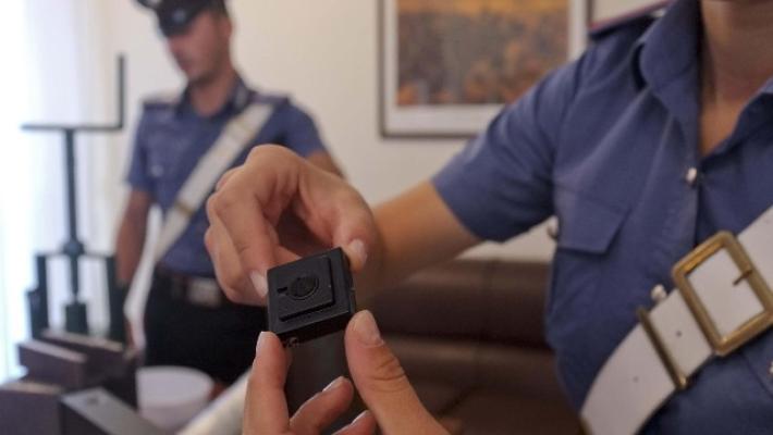 Trovata una microcamera nel bagno delle donne di una scuola
