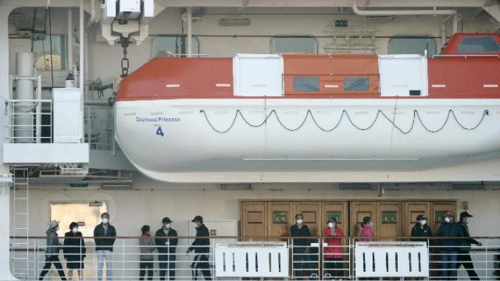 Coronavirus, un italiano positivo sulla Diamond Princess. A Pechino salta il salone dell'auto