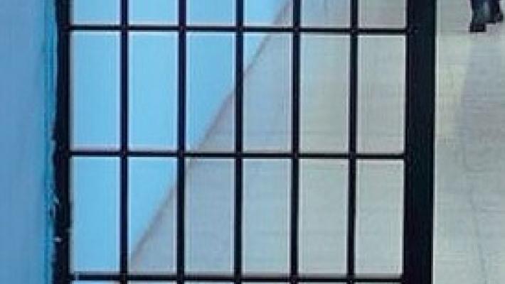Rissa tra due detenuti: poliziotto ferito (mentre cerca di dividerli)